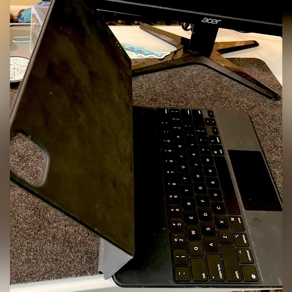 Apple Magic Keyboard for the iPad Pro 12.9 inch (6th generation) - Picture 1 of 4